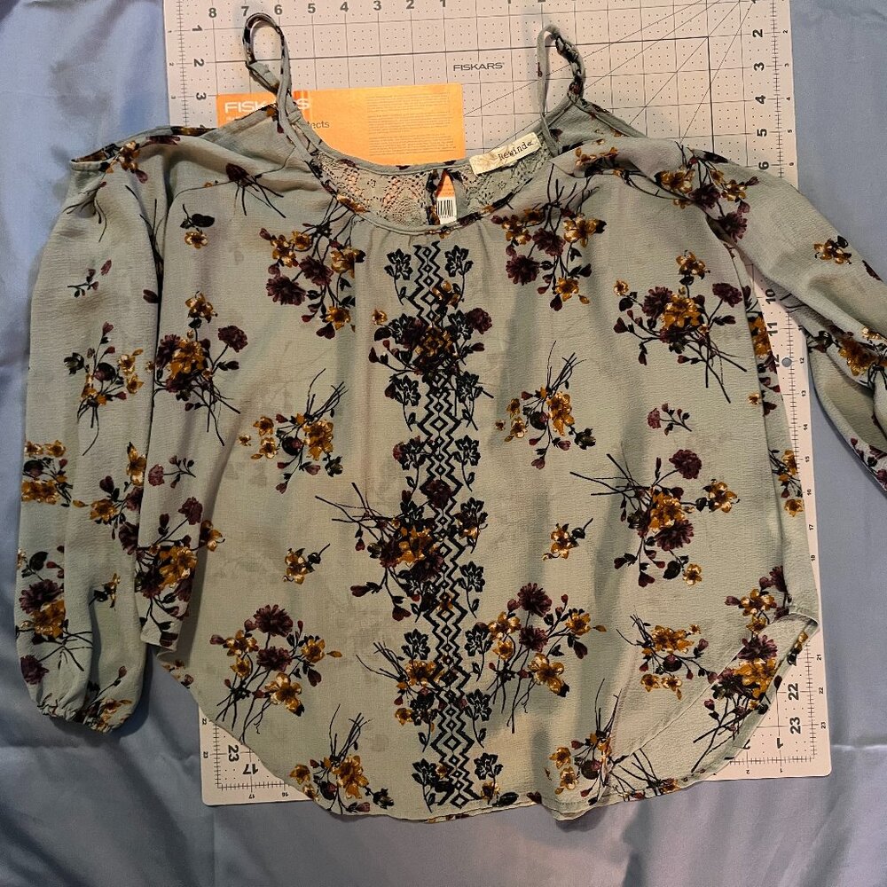 Off-the-Shoulder Floral Embroidered top